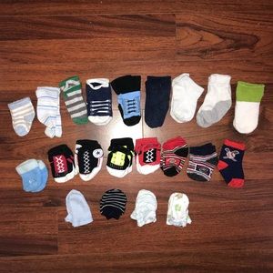 GUC 💛 NEWBORN | Lot of Socks + 4 Mittens